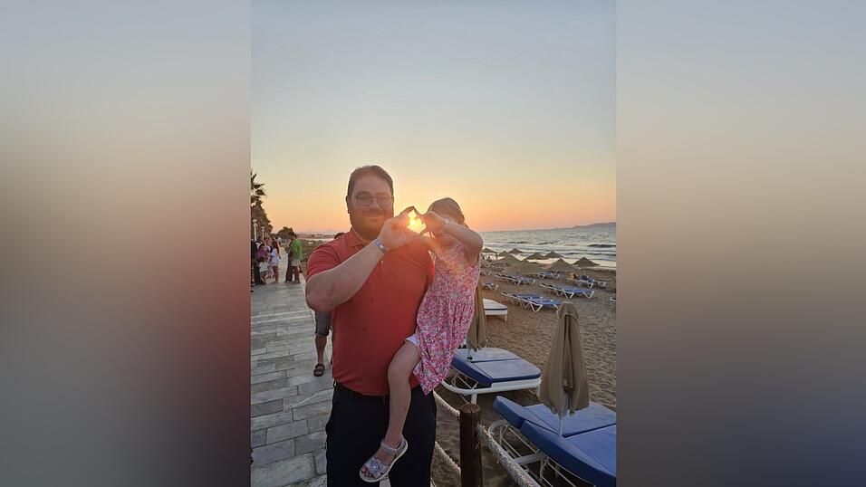 Tobias Beck mit seiner Tochter im Urlaub. Tobias Beck mit seiner Tochter im Urlaub.