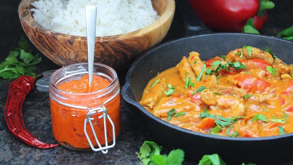 Wir befinden uns nun auf dem Balkan und starten mit pikantem Paprika-Geschnetzelten, gewürzt mit Ajvar. Dieses Gericht geht flott und schmeckt fast jedem - aber einen heißen Tipp sollten Sie bei der Zubereitung unbedingt beachten. Sonst kann dieses Gericht schnell ein Reinfall werden und alle am Tisch kauen sich dumm und dämlich. Die Auflösung finden Sie im Artikel im Link zum Rezept.