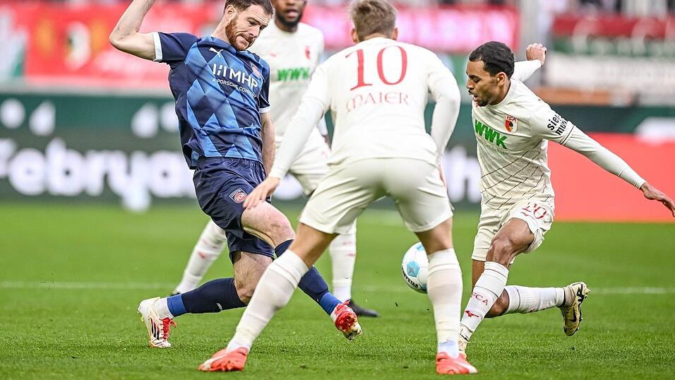 In Augsburg wurde verbissen um den Ball gekämpft.