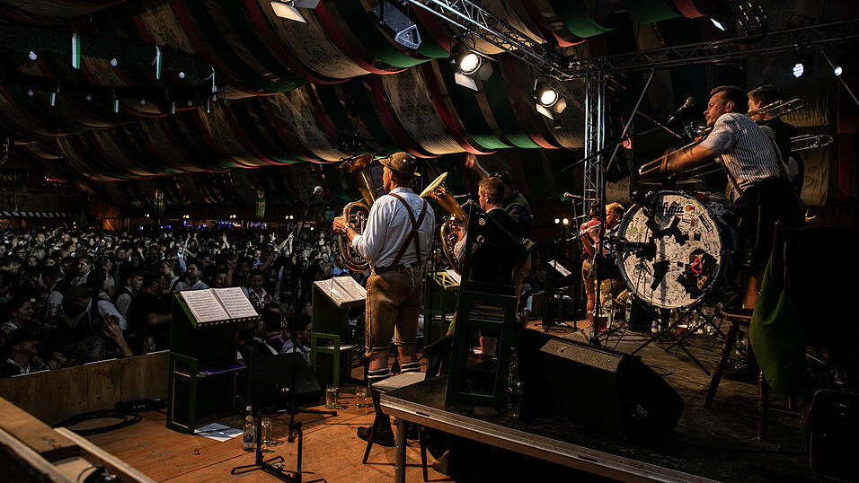 Die Partybilder vom Sonntag, 17. August, aus dem Festzelt Weckmann. Die Partybilder vom Sonntag, 17. August, aus dem Festzelt Weckmann.