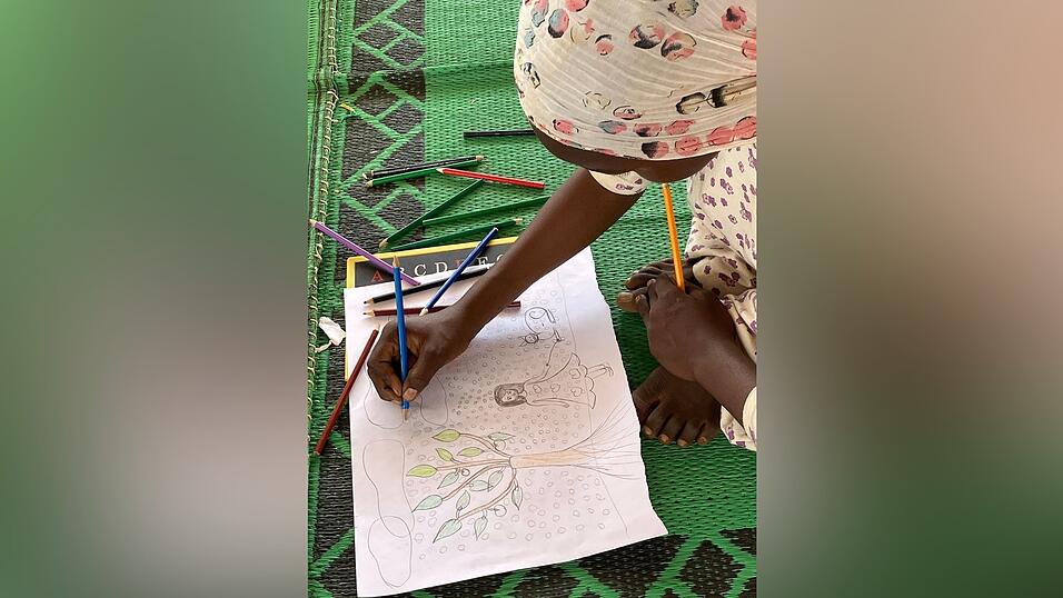 Am Anfang haben die Flüchtlingskinder Waffen und Flammen gemalt - nach Monaten malen sie wieder Blumen. Am Anfang haben die Flüchtlingskinder Waffen und Flammen gemalt - nach Monaten malen sie wieder Blumen.