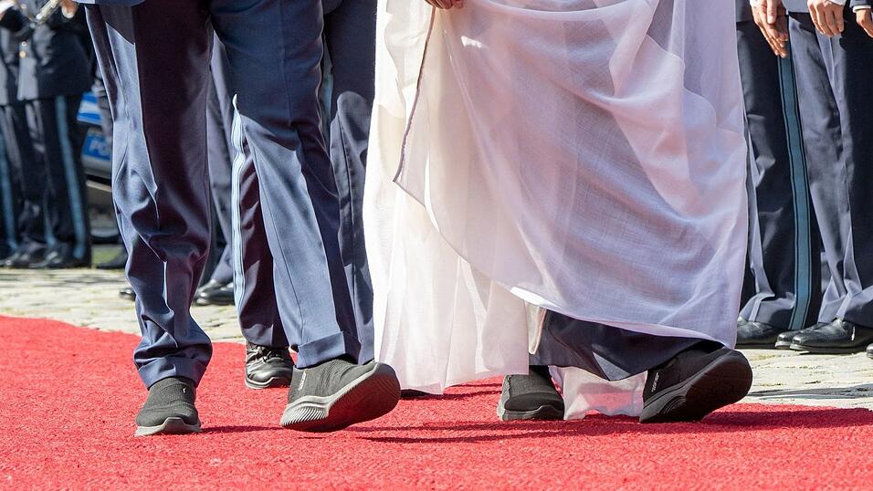 Ministerpräsident Söder (CSU) und sein Gast Scheich Mohammed tragen das gleiche Schuh-Modell. Ministerpräsident Söder (CSU) und sein Gast Scheich Mohammed tragen das gleiche Schuh-Modell.