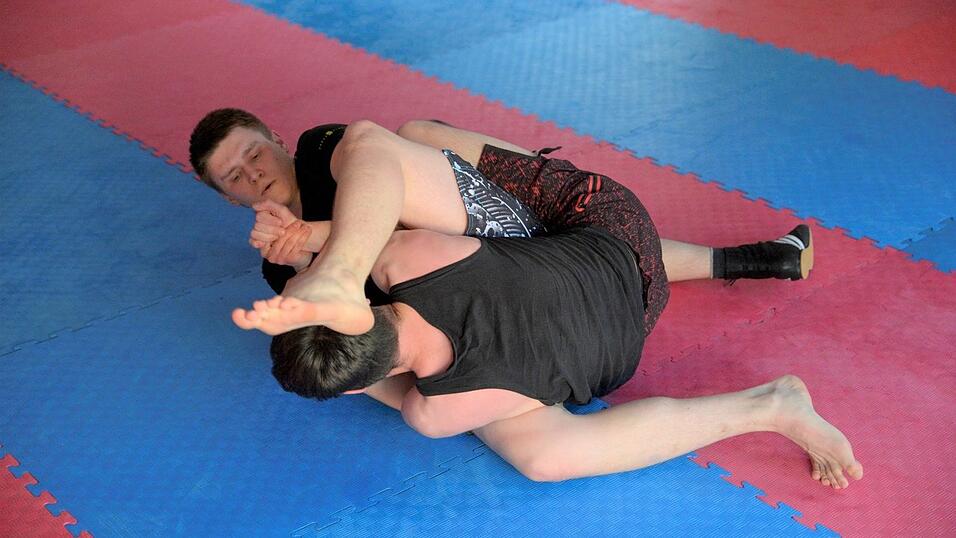 Sinnloses Prügeln? Beim Kampfsport MMA kommt es auch auf die Technik und die geistige und körperliche Fitness an. Sinnloses Prügeln? Beim Kampfsport MMA kommt es auch auf die Technik und die geistige und körperliche Fitness an.
