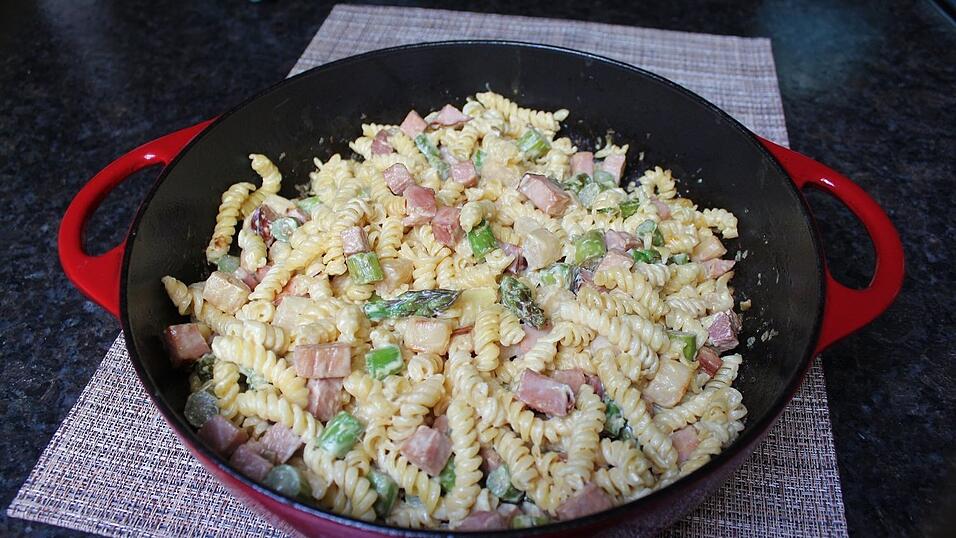 Sieht gut aus, oder? Das ist eine One-Pot-Frühlings-Pfanne mit Spargel, Schinken und Pasta.