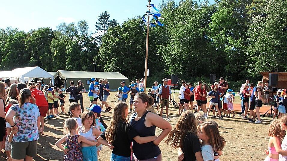 Auch ohne Tracht f&uuml;hrten die Teilnehmer einige traditionelle T&auml;nze und Plattler auf.