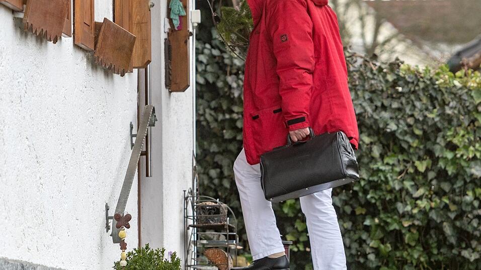 Ein Landarzt im Einsatz. In Neukirchen ist man auf der Suche anach einem Hausarzt-Nachfolger. Ein Landarzt im Einsatz. In Neukirchen ist man auf der Suche anach einem Hausarzt-Nachfolger.