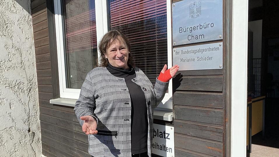 Die vergangenen Tage hat Marianne Schieder genutzt, ihre Unterlagen aus dem B&uuml;rgerb&uuml;ro an der Chamer Parkstra&szlig;e zu r&auml;umen.