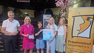 Die Sicherheit der Nachtclub-Besucherinnen ist ihnen wichtig: (v. l.) Wirtschaftsf&ouml;rderer Andreas H&ouml;hn, dritte B&uuml;rgermeisterin Renate Wasmeier, Frauennotruf-Gesch&auml;ftsf&uuml;hrerin Miriam Ulrich, Tanja Adler und Lisa Peter vom Stadtmarketing.