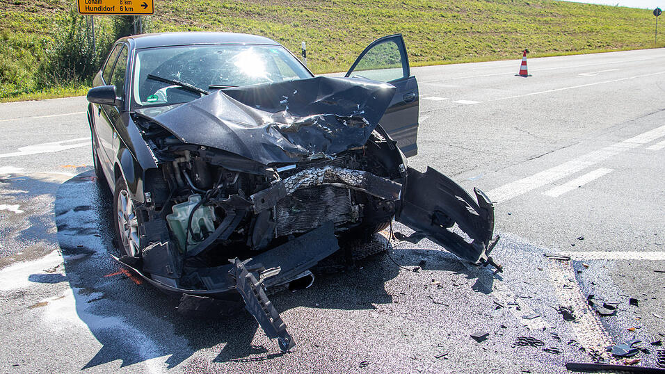 Der Unfall ereignete sich bei der Autobahnauffahrt in Metten.