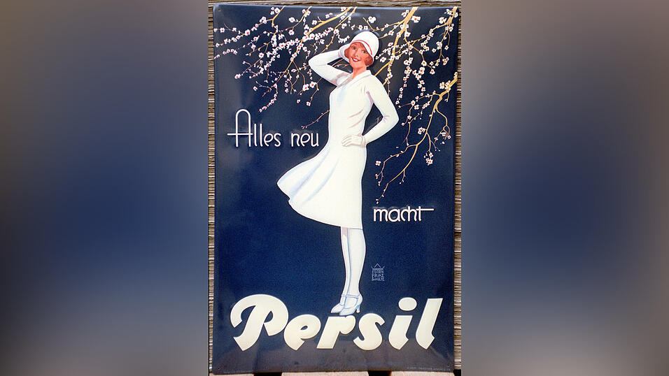 Das Motiv einer Persil-Werbung von 1926 illustriert die Frauenmode der Zeit. Eine damalige Autorin im Straubinger Tagblatt argumentiert, das frühere lange, faltige Kleid sei „eine Unmöglichkeit für die moderne Straße mit ihrem Eilverkehr.“ Eine gewisse Kürze sei geboten. Das Motiv einer Persil-Werbung von 1926 illustriert die Frauenmode der Zeit. Eine damalige Autorin im Straubinger Tagblatt argumentiert, das frühere lange, faltige Kleid sei „eine Unmöglichkeit für die moderne Straße mit ihrem Eilverkehr.“ Eine gewisse Kürze sei geboten.