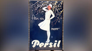 Das Motiv einer Persil-Werbung von 1926 illustriert die Frauenmode der Zeit. Eine damalige Autorin im Straubinger Tagblatt argumentiert, das frühere lange, faltige Kleid sei „eine Unmöglichkeit für die moderne Straße mit ihrem Eilverkehr.“ Eine gewisse Kürze sei geboten. Das Motiv einer Persil-Werbung von 1926 illustriert die Frauenmode der Zeit. Eine damalige Autorin im Straubinger Tagblatt argumentiert, das frühere lange, faltige Kleid sei „eine Unmöglichkeit für die moderne Straße mit ihrem Eilverkehr.“ Eine gewisse Kürze sei geboten.