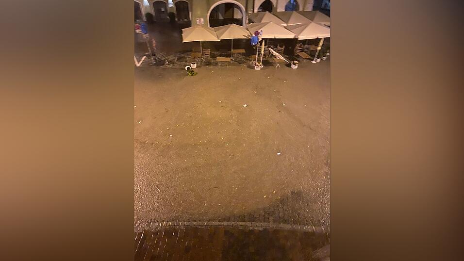 Auch in der Nacht auf Mittwoch hatte die Landshuter Feuerwehr wegen eines Unwetters wieder alle H&auml;nde voll zu tun.