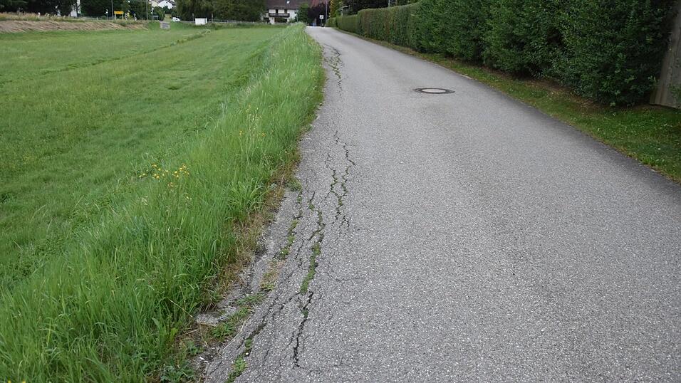 In der Pfarrsiedlung in Volkenschwand ist die schmale Stra&szlig;e am Rand abgebrochen, das Bankett nicht tragf&auml;hig und die B&ouml;schung zu steil.