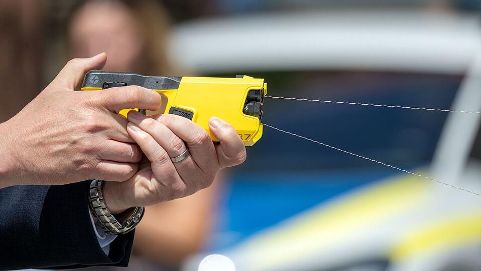 Taser statt Pistole? Die bayerische Polizei testet den Einsatz auf Streife. Taser statt Pistole? Die bayerische Polizei testet den Einsatz auf Streife.