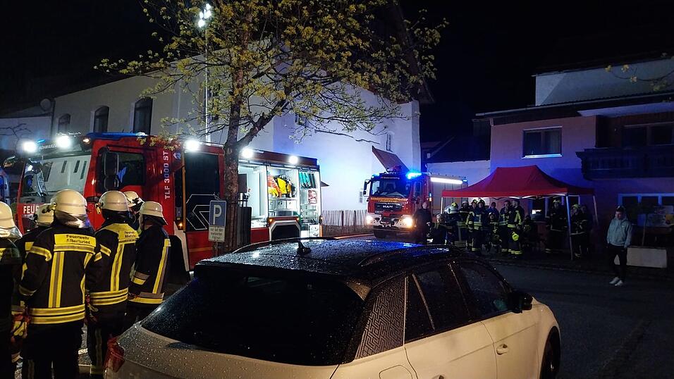 Mehrere Feuerwehren waren bei dem Brand in Schwarzach in der Nacht von Montag auf Dienstag vor Ort. Mehrere Feuerwehren waren bei dem Brand in Schwarzach in der Nacht von Montag auf Dienstag vor Ort.