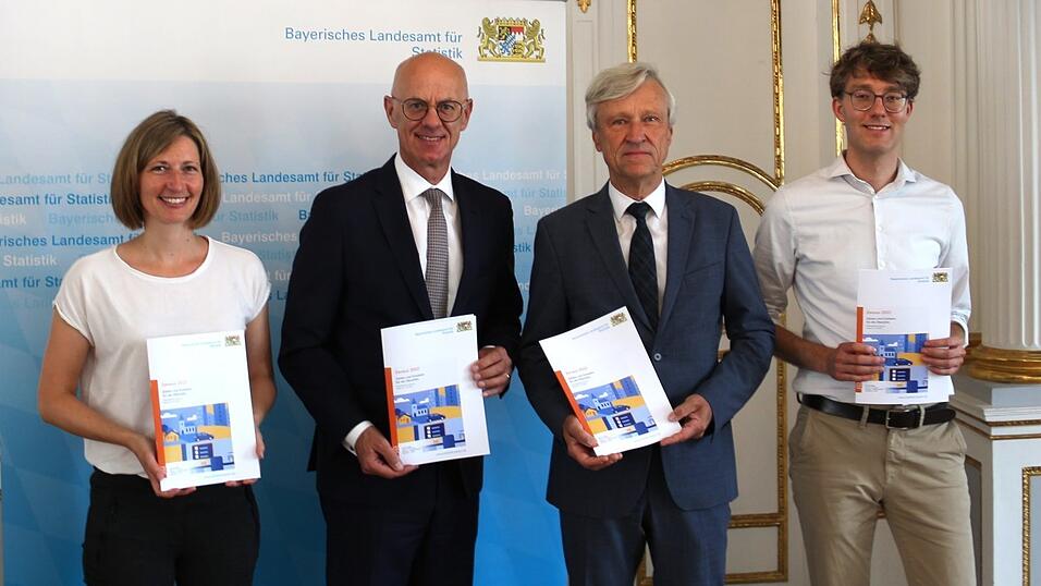 Referentin Judith Schwitulla, Regierungspr&auml;sident Walter Jonas, Thomas G&ouml;&szlig;l, Pr&auml;sident des Bayerischen Landesamts f&uuml;r Statistik, und Referent Adrian Reichert (v. l.) pr&auml;sentieren im Spiegelsaal der Regierung der Oberpfalz in Regensburg die regionalen Ergebnisse des Zensus 2022.