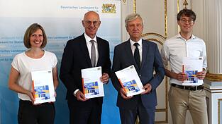 Referentin Judith Schwitulla, Regierungspr&auml;sident Walter Jonas, Thomas G&ouml;&szlig;l, Pr&auml;sident des Bayerischen Landesamts f&uuml;r Statistik, und Referent Adrian Reichert (v. l.) pr&auml;sentieren im Spiegelsaal der Regierung der Oberpfalz in Regensburg die regionalen Ergebnisse des Zensus 2022.