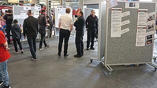 Infostände und Tafeln gaben den Besuchern Auskunft über die Arbeit der Feuerwehr.