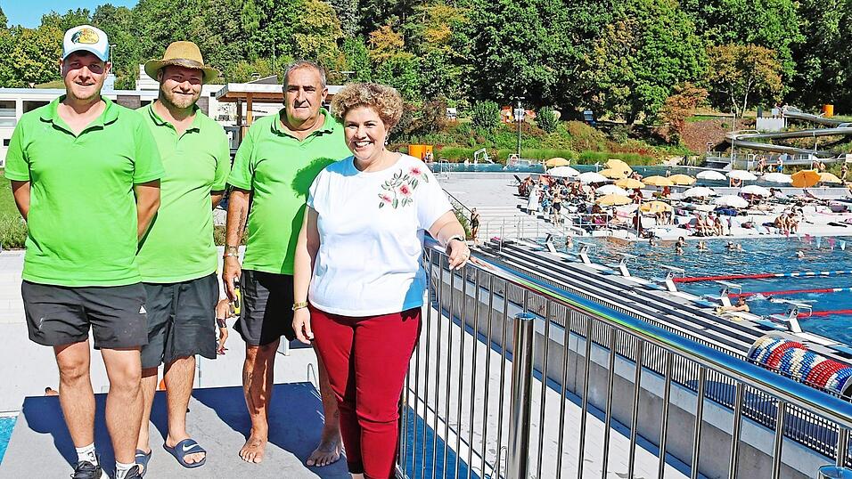 Sonne zur Eröffnung, Sonne zum letzten Badetag: Bürgermeisterin Alexandra Riedl und die Fachangestellten für Bäderbetriebe freuen sich über eine ungetrübte Bilanz der ersten Saison im sanierten Rodinger Freibad. Sonne zur Eröffnung, Sonne zum letzten Badetag: Bürgermeisterin Alexandra Riedl und die Fachangestellten für Bäderbetriebe freuen sich über eine ungetrübte Bilanz der ersten Saison im sanierten Rodinger Freibad.