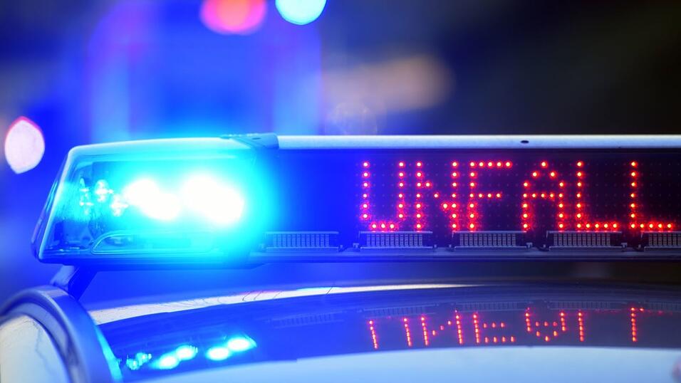 Warum der 80-j&auml;hrige Mann von der Fahrbahn abkam, blieb zun&auml;chst unklar. (Symbolbild)