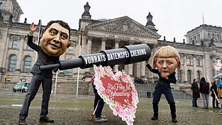 Aktivisten mit'Angela Merkel'- und 'Sigmar Gabriel'-Masken protestierten vor dem Reichtstag in Berlin gegen die Vorratsdatenspeicherung.