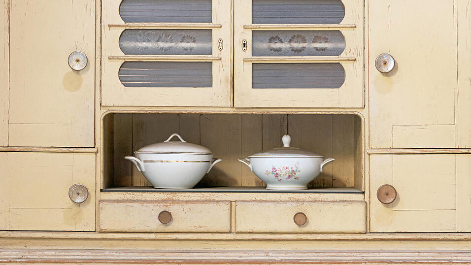 Ein Buffet wie dieses war in früheren Zeiten der einzige größere Stauraum in der Küche. Ein Buffet wie dieses war in früheren Zeiten der einzige größere Stauraum in der Küche.