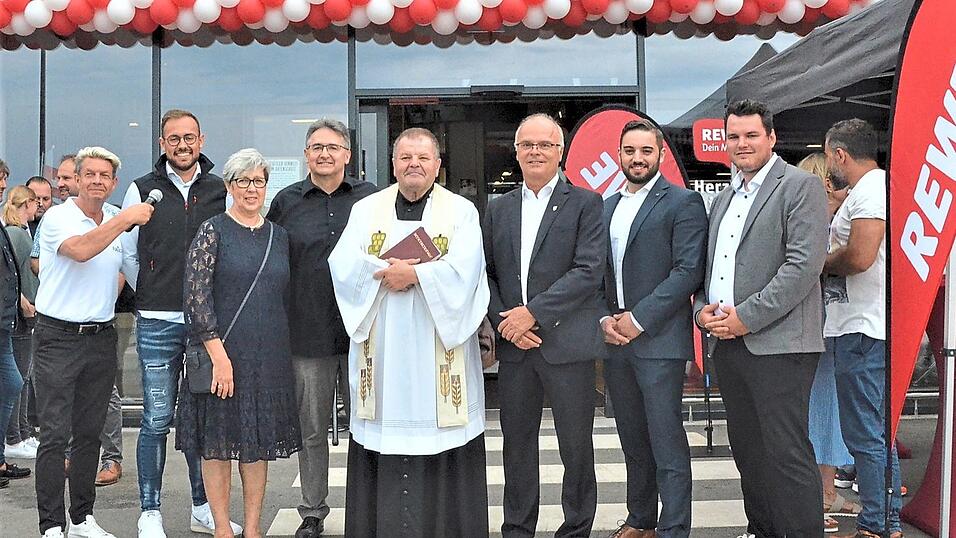 Zur Er&ouml;ffnung des neuen Rewe-Marktes kamen unter anderem DJ Woiferl, die Familie Hahn, Pfarrer Erwin Gietl, B&uuml;rgermeister Robert Spindler, Marktleiter Sven Adelung sowie Gebietsmanager Jan K&ouml;nig (von links).