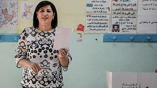 Ein tunesisches Gericht hat die prominente Oppositionspolitikerin Abir Moussi zu einer Gefängnisstrafe von zwölf Jahren verurteilt. (Archiv) Ein tunesisches Gericht hat die prominente Oppositionspolitikerin Abir Moussi zu einer Gefängnisstrafe von zwölf Jahren verurteilt. (Archiv)