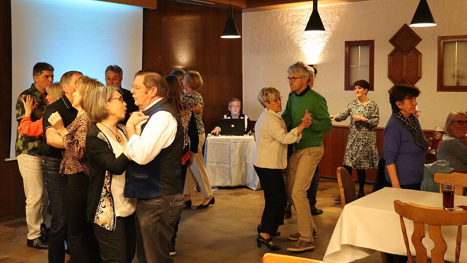 DJ Hans Eigenstetter (hinten, Mitte) musste bei der Premiere vergangenes Jahr nicht lange auf Tanzfans warten. Nach wenigen Minuten trieb seine Musikauswahl die ersten Paare in die Saalmitte. (Archivfoto)