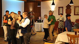 DJ Hans Eigenstetter (hinten, Mitte) musste bei der Premiere vergangenes Jahr nicht lange auf Tanzfans warten. Nach wenigen Minuten trieb seine Musikauswahl die ersten Paare in die Saalmitte. (Archivfoto)