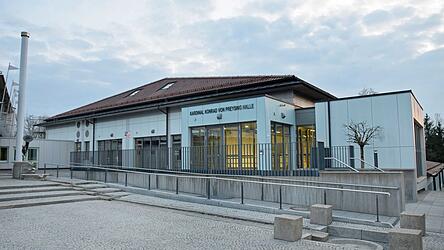 Die Kardinal Konrad von Preysing Halle alias Doppelturnhalle Kronwinkl wird im Zuge der Dachsanierung ein Blechdach bekommen.