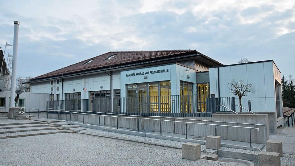 Die Kardinal Konrad von Preysing Halle alias Doppelturnhalle Kronwinkl wird im Zuge der Dachsanierung ein Blechdach bekommen.