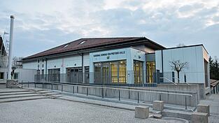 Die Kardinal Konrad von Preysing Halle alias Doppelturnhalle Kronwinkl wird im Zuge der Dachsanierung ein Blechdach bekommen.