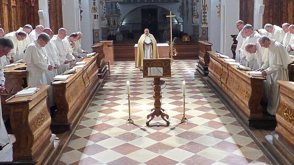 Erste Amtshandlung des neuen Abtes war die Leitung der sonntäglichen Vesper in der Pfarr- und Klosterkirche.