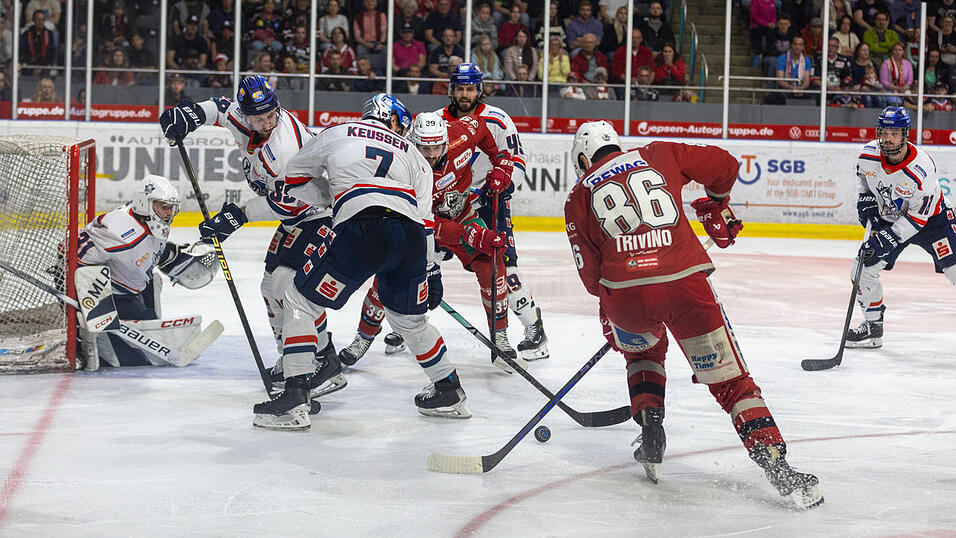 Die Eisb&auml;ren Regensburg (rote Trikots) haben am Sonntag zur&uuml;ckgebissen und die DEL2-Finalserie gegen die Kassel Huskies auf 1:1 ausgeglichen.