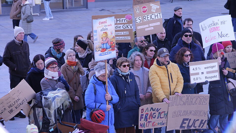 Kreative Schilder machen auf ein ernstes Thema aufmerksam: Viele Therapeuten besorgt die K&uuml;rzung der Honorare. Es sei ein fatales Signal.