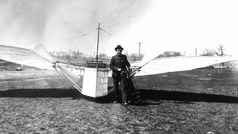 Er war wohl der Erste, der ein Motorflugzeug in die Luft brachte: Gustav Weisskopf vor seiner Maschine. (Archivbild) Er war wohl der Erste, der ein Motorflugzeug in die Luft brachte: Gustav Weisskopf vor seiner Maschine. (Archivbild)