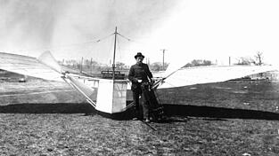 Er war wohl der Erste, der ein Motorflugzeug in die Luft brachte: Gustav Weisskopf vor seiner Maschine. (Archivbild) Er war wohl der Erste, der ein Motorflugzeug in die Luft brachte: Gustav Weisskopf vor seiner Maschine. (Archivbild)