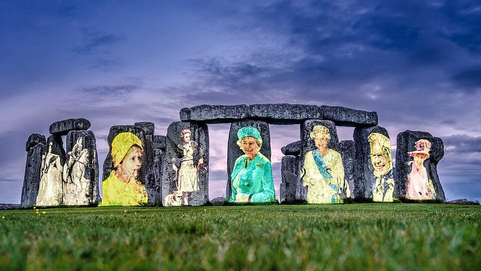 Anlässlich ihres Platin-Jubiläums werden Bilder von Königin Elizabeth II. auf Stonehenge in Wiltshire projiziert.
