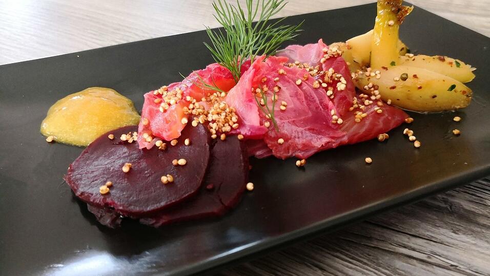 Für idowa hat Helmut Mühlberger als Vorspeise für den perfekten Grillabend in roter Beete gebeizten Lachs mit Quinoa an Orangengel und gegrilltem Spargel gezaubert.