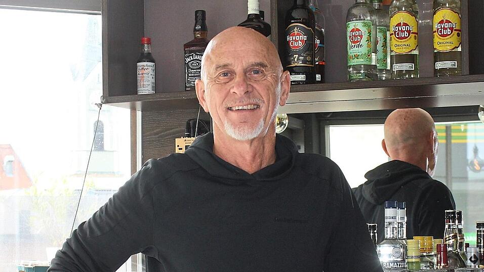 Helmut Siebenhandl hinter der Bar im Morizz, seinem Restaurant, das er seit sieben Jahren f&uuml;hrt.