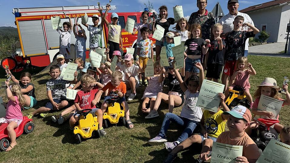 Die Sieger mit ihren Urkunden, Medaillen und Pokalen. Die Sieger mit ihren Urkunden, Medaillen und Pokalen.