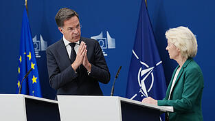 EU-Kommissionspr&auml;sidentin Ursula von der Leyen sprach bei einer Pressekonferenz mit Nato-Generalsekret&auml;r Mark Rutte davon, den Druck auf Russland erh&ouml;hen zu wollen.&nbsp;