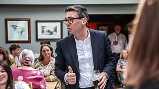 Der britische Premierminister Andy Burnham setzt auf einen volksnahen Regierungsstil und eine direkte Kommunikation über soziale Medien. Der britische Premierminister Andy Burnham setzt auf einen volksnahen Regierungsstil und eine direkte Kommunikation über soziale Medien.