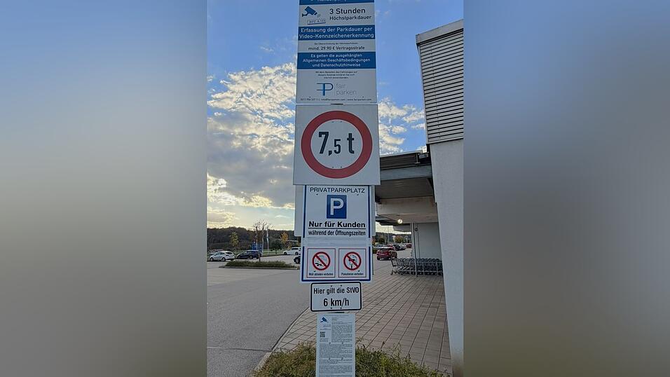 So ist der Eingang des Parkplatzes in Altdorf beschildert.