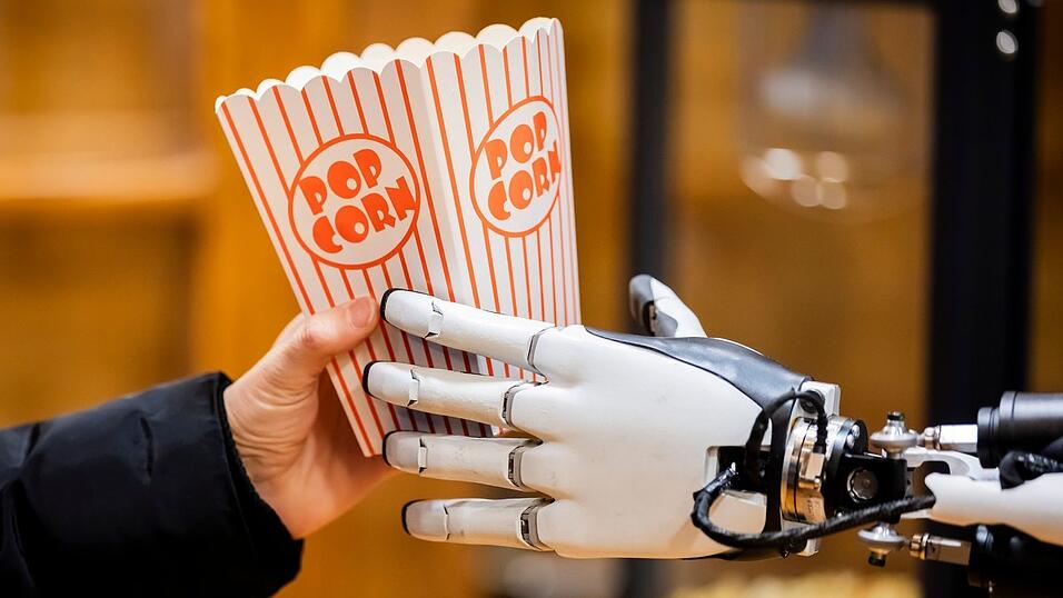 Roboter &laquo;Optimus&raquo; griff kleine Popcorn-Boxen, f&uuml;llte sie auf und &uuml;berreichte sie den Besuchern.