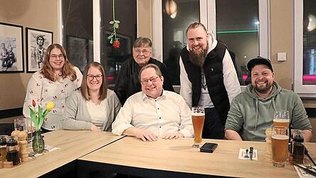 Feier mit Familie: Die T&ouml;chter Verena und Theresa, Frau Maria und die Listenkandidaten Tobias Fahrner sowie Florian Larisch (von links) sto&szlig;en mit an.