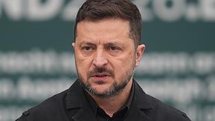 Der ukrainische Präsident Selenskyj fordert weitere Hilfe bei der Flugabwehr gegen die russischen Raketen. (Archivbild) Der ukrainische Präsident Selenskyj fordert weitere Hilfe bei der Flugabwehr gegen die russischen Raketen. (Archivbild)
