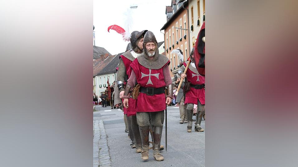 Die schönsten Augenblicke des historischen Drachenstich-Festzuges 2016. Die schönsten Augenblicke des historischen Drachenstich-Festzuges 2016.