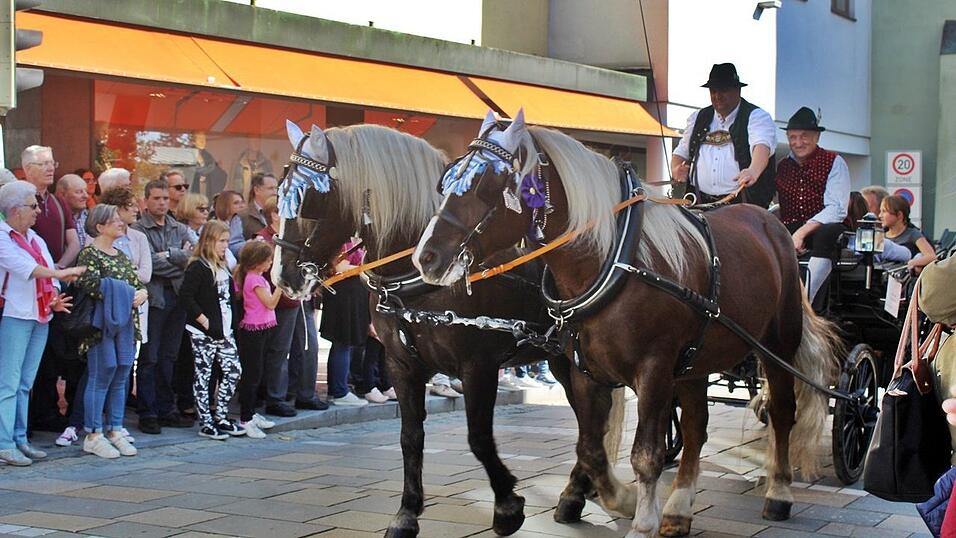 Viele Besucher verfolgten am Sonntag den Umzug auf dem Vilsbiburger Stadtplatz. Viele Besucher verfolgten am Sonntag den Umzug auf dem Vilsbiburger Stadtplatz.